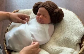 Bebé vestida como la princesa Leia, personaje de la cinta.