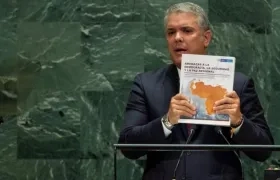 Presidente Iván Duque con el famoso 'dossier' en las Naciones Unidas.