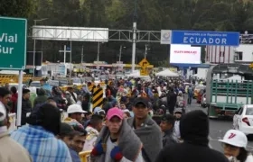 Imagen de venezolanos en una de las entradas a Ecuador.