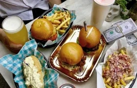 Fotografía facilitada por Pablo's Escoburger, una hamburguesería que lleva el nombre inspirado en el fallecido narcotraficante colombiano Pablo Escobar.