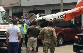 La aeronave planeó sobre la vía y a muy poca distancia del suelo impactó contra un poste de electricidad.