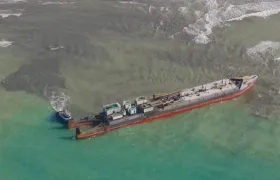 Labores de remolque de la barcaza Sea Marlin de Puerto Escondido, Córdoba.