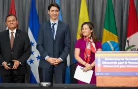  El ministro peruano de Exteriores, Néstor Francisco Popolizio Bardales, el primer ministro canadiense, Justin Trudeau, y la ministra canadiense de Exteriores, Chrystia Freeland.