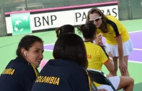 Camila Osorio conversa con una compañera. 