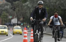  Un hombre circula en bicicleta por una calle durante el día sin carro este jueves, en Bogotá (Colombia). El Día sin Carro decretado por la Alcaldía de Bogotá se realiza una vez al año, el primer jueves de febrero.