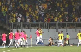 Los colombianos celebrando el gol de Andrés Felipe Reyes.