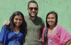 El realizador Jorge Cadena y las protagonistas de su cinta.