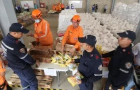 Autoridades organizan este viernes el cargamento con la ayuda humanitaria para Venezuela en un centro de acopio.