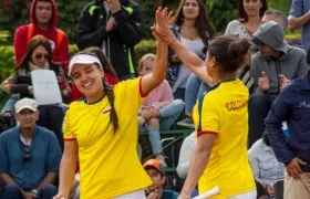 Camila Osorio se felicita con María Fernanda Herazo. 