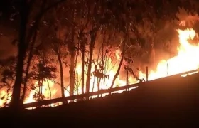 Un incendio se produjo tras el atentado en Orito, Putumayo.