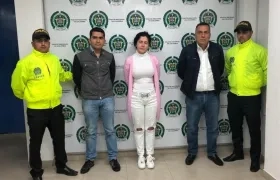 José Hugo Chaux Cuéllar; su esposa, Luz Stella González Cuéllar; y su hijo, José Hugo Chaux González, presuntos testaferros del frente 16 de la organización.