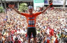 Bob Jungels, corredor del Deceuninck Quick Step, vestido de líder de la general del Tour Colombia. 