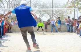 El Alcalde Joao Herrera estrenando la cancha.