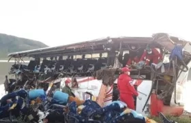 Este es el bus accidentado en Bolivia.