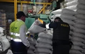 El arroz decomisado no cumplía con el reglamento de rotulado para alimentos.