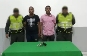 Capturados en motocarro con un arma.