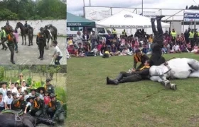 Carabineras realizando su labor con la comunidad.