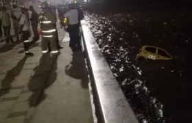 El vehículo semisumergido frente al Gran Malecón del Río.