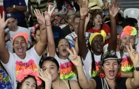 La alegría de la gente se observa a lo largo de la carrera 44.