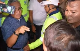 Momento en que el secretario Adolfo Bula discutía con los organizadores del evento gay.