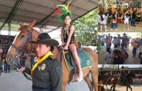 Las carabineras pasearon a las niñas en sus caballos.