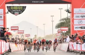 Elia Viviani se impone en la llegada. 