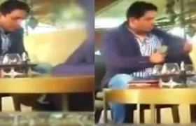 Momento en el que Carlos Julio Bermeo Casas recibe el dinero.