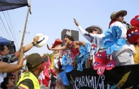 La Reina del Carnaval del Atlántico en el desfile del Carnaval Educativo.