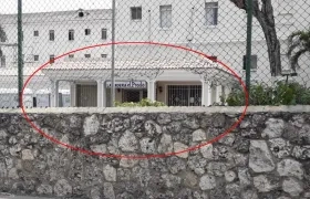 Muchas personas que se habían quedado afuera con su boleta, rompieron las mallas para ingresar a la fuerza.