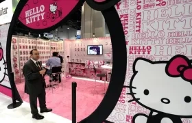 Un hombre delante de un stand de Hello Kitty en la feria de tecnología CES de Las Vegas en EE.UU.