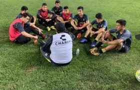 Diego Maradona reparte instrucciones a los jugadores de Dorados. 