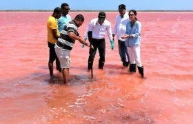 El Gobernador Dumek Turbay y la presidenta de la ANM Silvana Habib, en una de las piscinas.