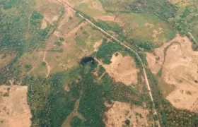 El ataque produjo caída de petróleo en suelo y capa vegetal en una extensión aproximadamente de 1.250 metros cuadrados.