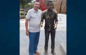 Blas Fiorillo De la Rosa (Q.E.P.D.) con la escultura de Martín Elías en Valledupar.