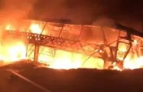 Camión incinerado en la vía entre Valdivia y Tarazá.