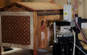 Fotografía faciltiada por el Museo Egipcio de Turín de un estudio multiespectral sobre un baúl de hace más de tres mil años exhibido en la muestra "Arqueología Invisible".