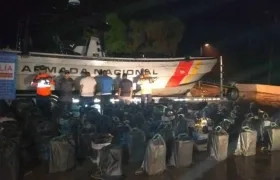 La droga y los tres capturadas en el operativo en el Pacífico.