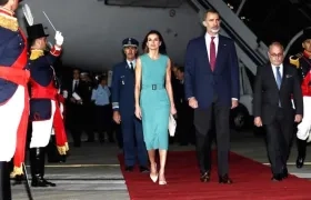 Superada la situación los reyes pudieron descender del avión.