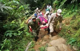 El turista cuando era evacuado de la zona.