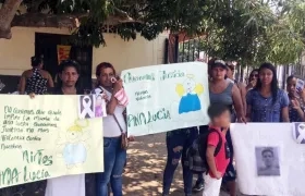 Familiares de la niña protestaron hoy en el corregimiento La Peña.