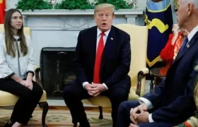 Fabiana Rosales, Donald Trump y Mike Pence en la Casa Blanca.