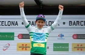 El colombiano Miguel Ángel López (Astana) celebra en el podio su victoria en la 99ª edición de la Volta Ciclista a Catalunya tras la disputa este domingo de la séptima y última etapa, que se llevó el italiano Davide Formolo (Bora-Hansgrohe). 