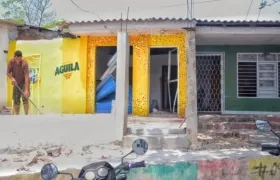Así quedó el frente de la casa tras ser atacada por la comunidad.