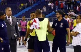 Héctor Fabio Báez en la pista atlética durante las discusiones. 