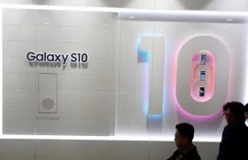 Surcoreanos visitan la galería de Samsung Electronics este viernes en Seúl (Corea del Sur).