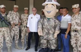 El Gobernador Eduardo Verano y miembros del batallón.