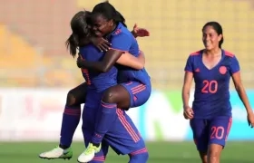 La colombiana Yisela Cuesta festejando un gol ante Perú.