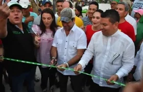 El Alcalde Alejandro Char corta la cinta al inaugurar el Parque Venezuela. Lo acompañan  Karen Abudinen y Alberto Salah.