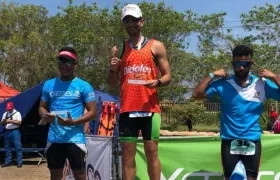 Ronnie Chegwin en el primer lugar del podio, tras una competencia. 