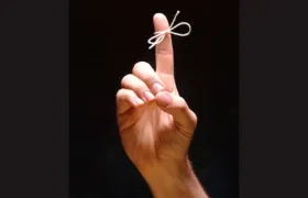 Amarrarse un lazo a un dedo es una forma de acordarse de algo importante.